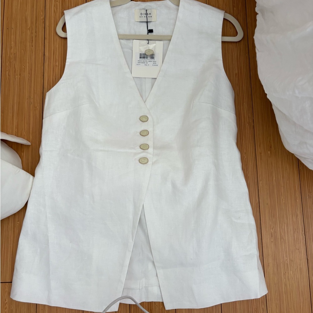 DISSH White Sleeveless Buttoned Top